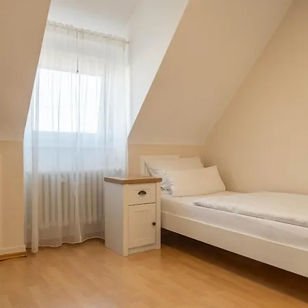 Reussenstein Mit Idyllischen Garten *